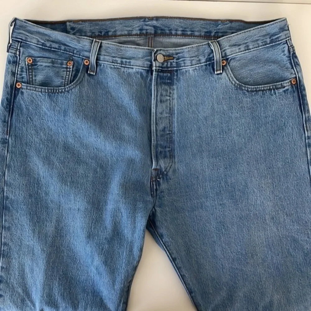 Levi’s 501 men’s 42x32 button fly blue jeans. Straight‎ fit. Excellent condition